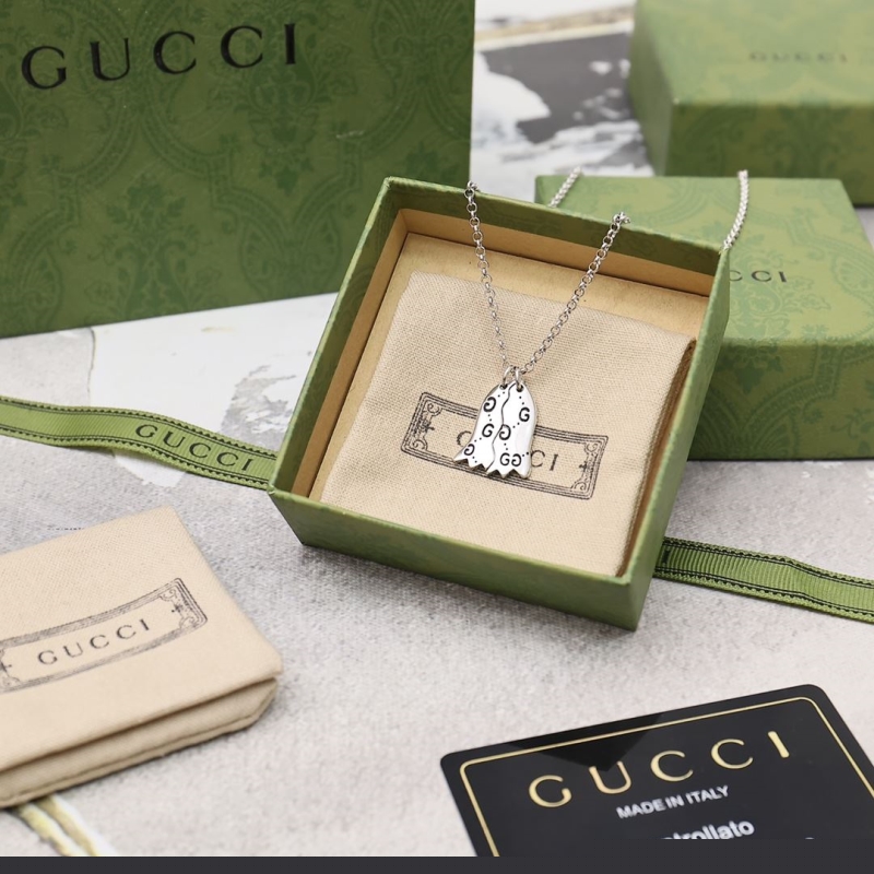 G*u*i necklaces